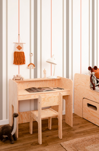 Drewniane biurko i krzesełko dla dziecka ze sklejki sosnowej w kolorze naturalnego drewna